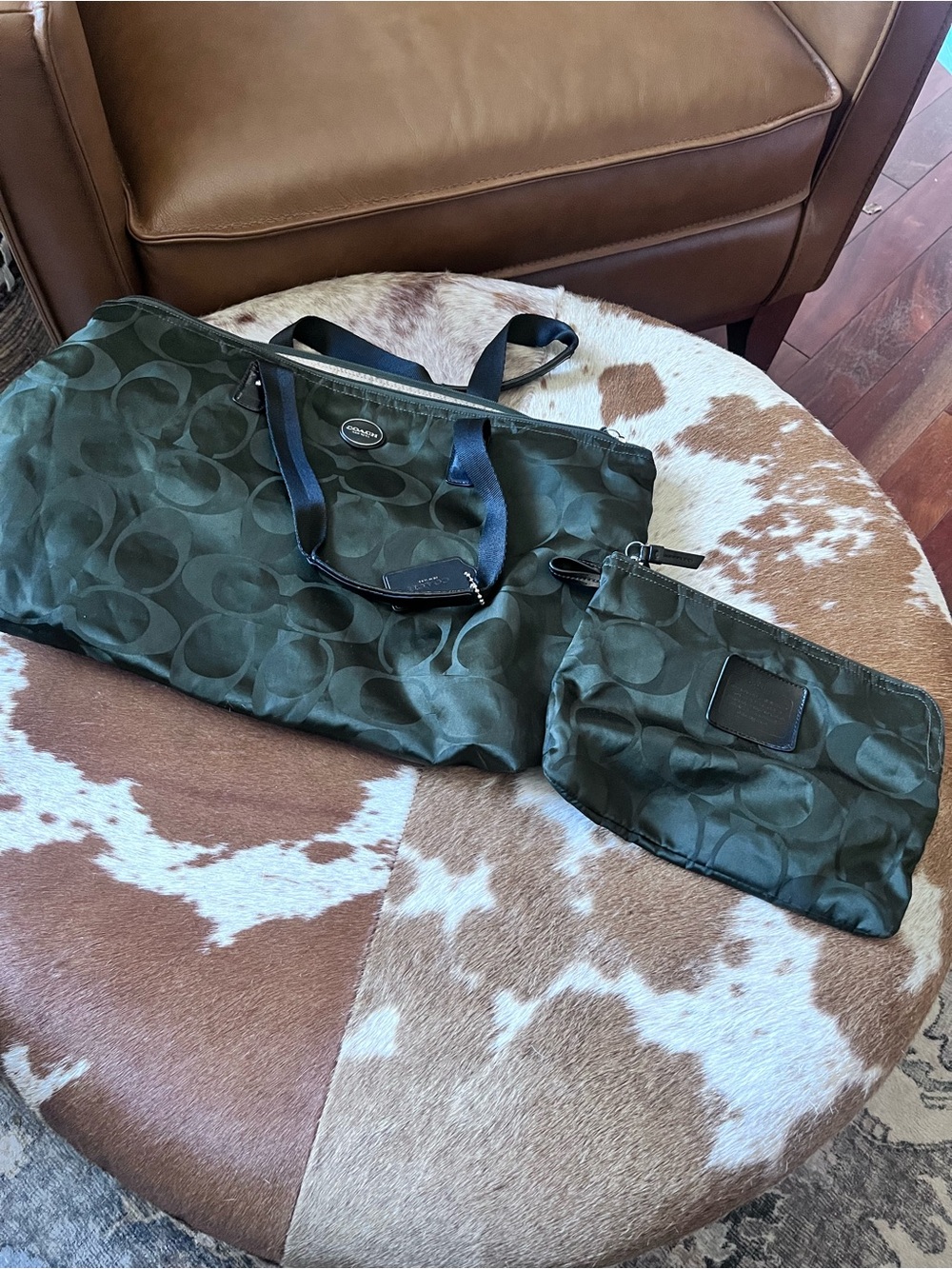 Coach Women’s Dark Green Signature Shoulder Bag With Matching makeup bag - Picture 4 of 6
